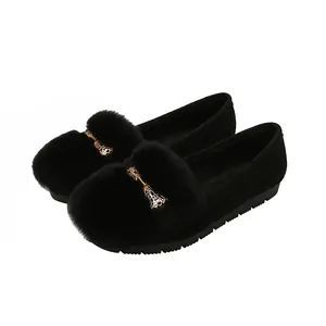Zwarte damesloafers met imitatiebont en een gouden strikvormige gesp als accent