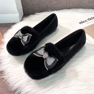 Scarpe basse nere con fodera in pelliccia sintetica e fiocco di strass