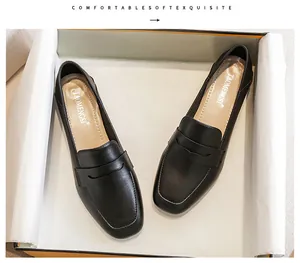 Klassische schwarze Leder-Loafer mit quadratischer Zehenpartie im Schuhkarton