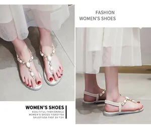Nahaufnahme von flachen Sandalen mit eleganten weißen Edelsteinen und Perlen
