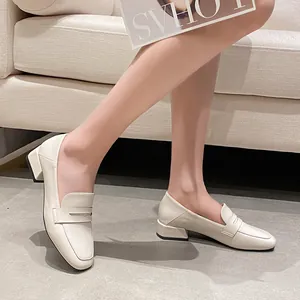 Schicke beige Loafer mit quadratischer Kappe und Blockabsatz für Damen im Mode-Stil