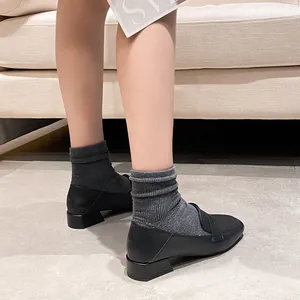 Klassische schwarze Loafer aus mattem Leder mit Blockabsatz und runder Zehenpartie