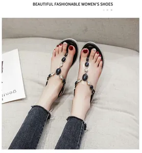 Details von T-Steg Sandalen mit transparenten Riemen, Ketten und schwarzen Steinen