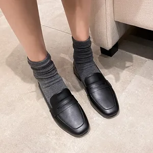 Klassische schwarze matte Loafers für Damen mit Karree-Zehen und Blockabsätzen im Trend