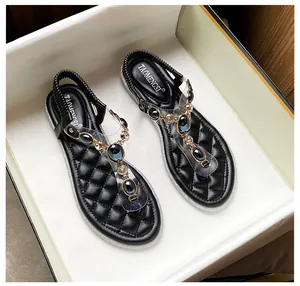 Flache T-Steg Sandalen mit transparenten Riemen, Goldketten und blauen Schmucksteinen