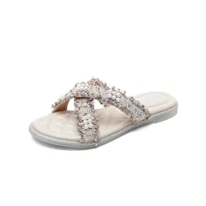 Sandali bassi donna in tweed rosa con perle e suola trapuntata su sfondo bianco