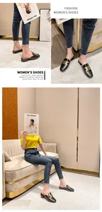 Drei Detailansichten für Damen-Mules aus schwarzem Leder mit goldener Metallkette und Karree