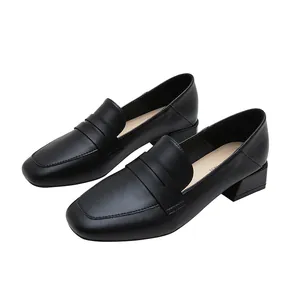 Klassische schwarze Loafer mit eckiger Zehenpartie und Blockabsatz aus mattem Leder