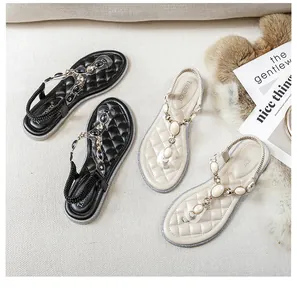 Flache Gladiator-Sandalen mit T-Riemen-Edelsteinbesatz und gestepptem Fußbett