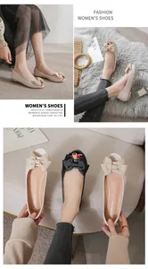 Detail von flachen Peep-Toe-Schuhen aus weichem Leder mit eleganter Satin-Schleifendekoration