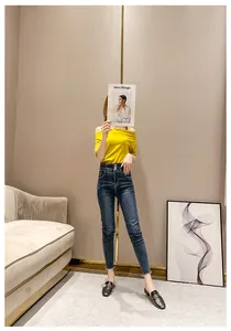 Look moderno con top amarillo sin hombros, vaqueros de tiro alto y mules negros