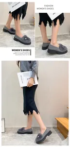 Détail de mocassins gris en fausse fourrure avec perle et semelle plateforme antidérapante