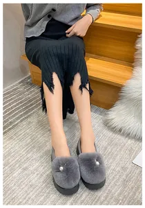 Mocassins en fausse fourrure gris foncé pour femmes avec perle blanche et semelle épaisse