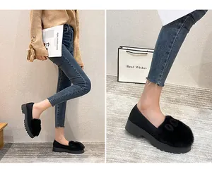 Details warmer schwarzer Plateau-Loafer mit süßen Kunstpelz-Hasenohren und dicker Antirutschsohle