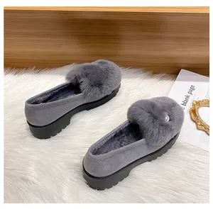 Détail de mocassins gris en fausse fourrure de lapin avec perles et semelle plateforme