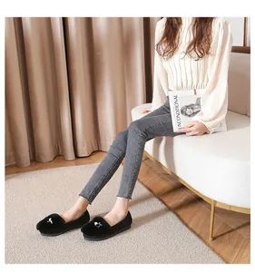 Detail van zwarte imitatiebont schoenen voor dames met sprankelende sterren-strass-steentjes