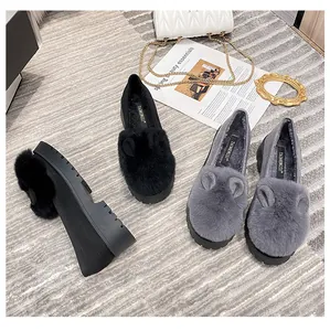 Detailansicht flauschiger Pelz-Loafer mit Ohren-Deko und dicker Plateau-Gummisohle