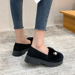 Mocassins à plateforme noirs pour femmes avec pompons en fourrure et perles