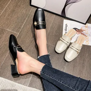 Mules elegantes de punta cuadrada con hebilla de perlas y tacón bajo de bloque negro y beige