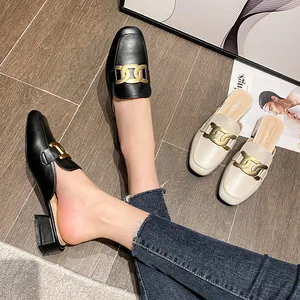Elegante Damen Mules mit quadratischer Zehenpartie Metallkette und Blockabsatz in zwei Farben