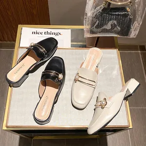 Mules elegantes para mujer con hebilla metálica y perla en color negro y beige