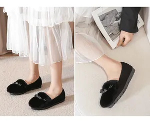 Detailansicht der schwarzen Pelz-Ballerinas mit Plüschtextur und Schleifendekor