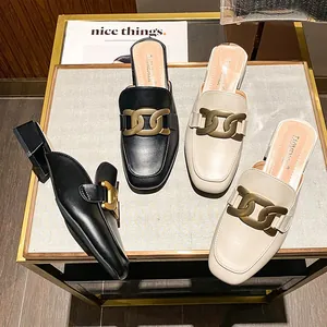 Elegante Slipper mit Karree-Ausschnitt und goldener Kette in Schwarz und Beige Kunstleder