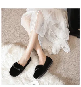 Nahaufnahme schwarzer Plüsch-Loafer mit Schleife und rutschfester Gummisohle für Damen
