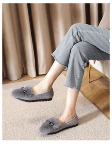 Detailansicht grauer Loafer mit Kaninchenfell-Besatz und dekorativer Schleife für Damen