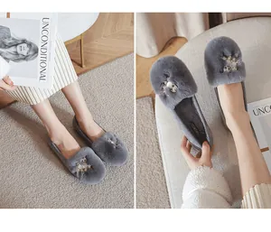 Detail van grijze loafers van imitatiebont met luxe uil-gesp van strass-steentjes