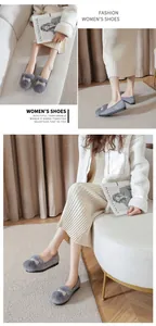 Vues détaillées de chaussures plates grises en fausse fourrure avec nœud en strass et semelle