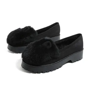 Mocassini neri da donna con suola platform e pompon in pelliccia a forma di orecchie