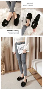 Detail van zwarte pluche loafers met imitatiebont, metalen accent en antislip dikke zool