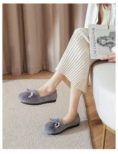 Scarpe basse grigie in pelliccia sintetica con fiocco di seta e perle decorative