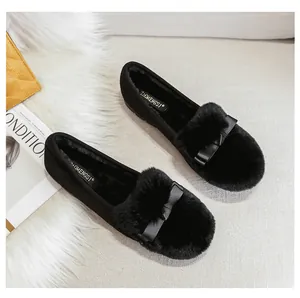 Draufsicht auf schwarze Plüsch-Loafer mit Satinschleife und warmem Fleece-Innenfutter