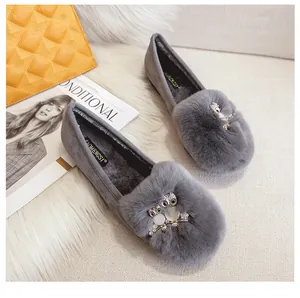 Detail van grijze faux fur loafers met uil-strass decoratie en zachte pluche binnenvoering