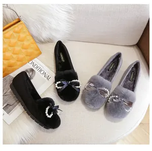 Dettaglio di mocassini invernali caldi con ecopelliccia e decorazione a fiocco elegante