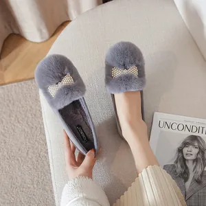 Chaussures plates grises en fausse fourrure pour femmes avec nœud en perles et doublure