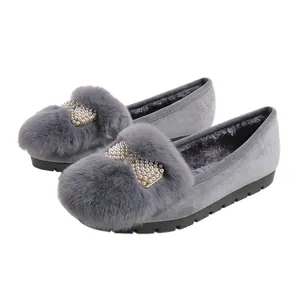 Mocassins gris en daim pour femme avec col en fourrure et décorations en perles chic