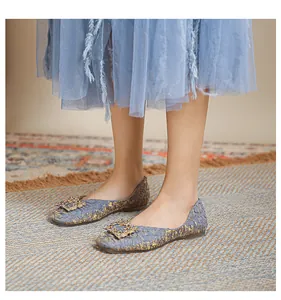 Scarpe basse a punta quadrata grigio-azzurre con fibbia in strass e texture oro