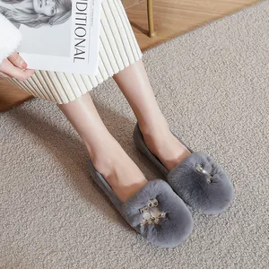 Gezellige grijze damesloafers van imitatiebont met luxe uil-sieraden op vloer