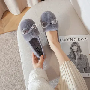 Eleganti ballerine in ecopelliccia grigia con fiocco e perle per il comfort invernale