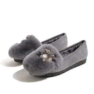Grijze platte damesschoenen met decoratieve parelgesp en rand van imitatiebont