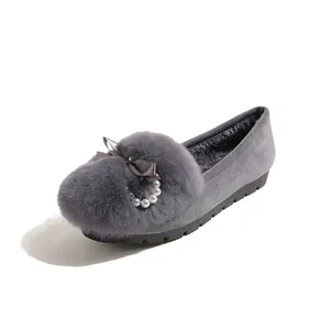 Scarpe basse grigie in scamosciato con fodera in pelliccia e fiocco di perle