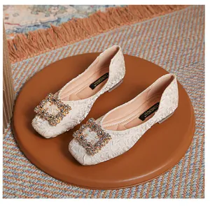 Dettaglio scarpa piatta da donna in jacquard con grande fibbia quadrata in strass lucidi