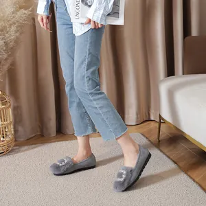 Mocasines de gamuza gris para mujer con ribete de pelo sintético y hebilla de corazón