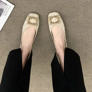Eleganti ballerine beige a punta quadrata con fibbia di cristalli scintillanti