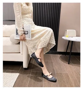 Détail de ballerine Mary Jane en velours noir avec un nœud en satin rose et dentelle