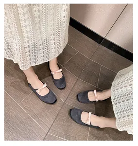 Vue de dessus de ballerines Mary Jane avec texture gris foncé et nœud en satin rose