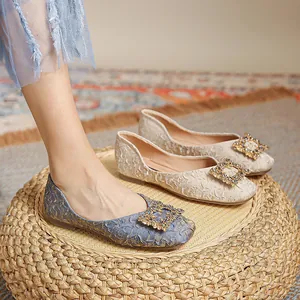 Scarpe basse da donna con punta squadrata, trama jacquard e fibbia di cristalli lucidi